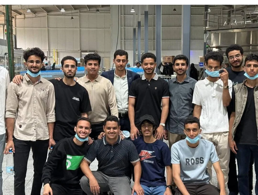 طلبة «الميكاترونكس» بجامعة الرشيد الذكية يستكشفون خطوط الإنتاج الحديثة في «مياه شملان»