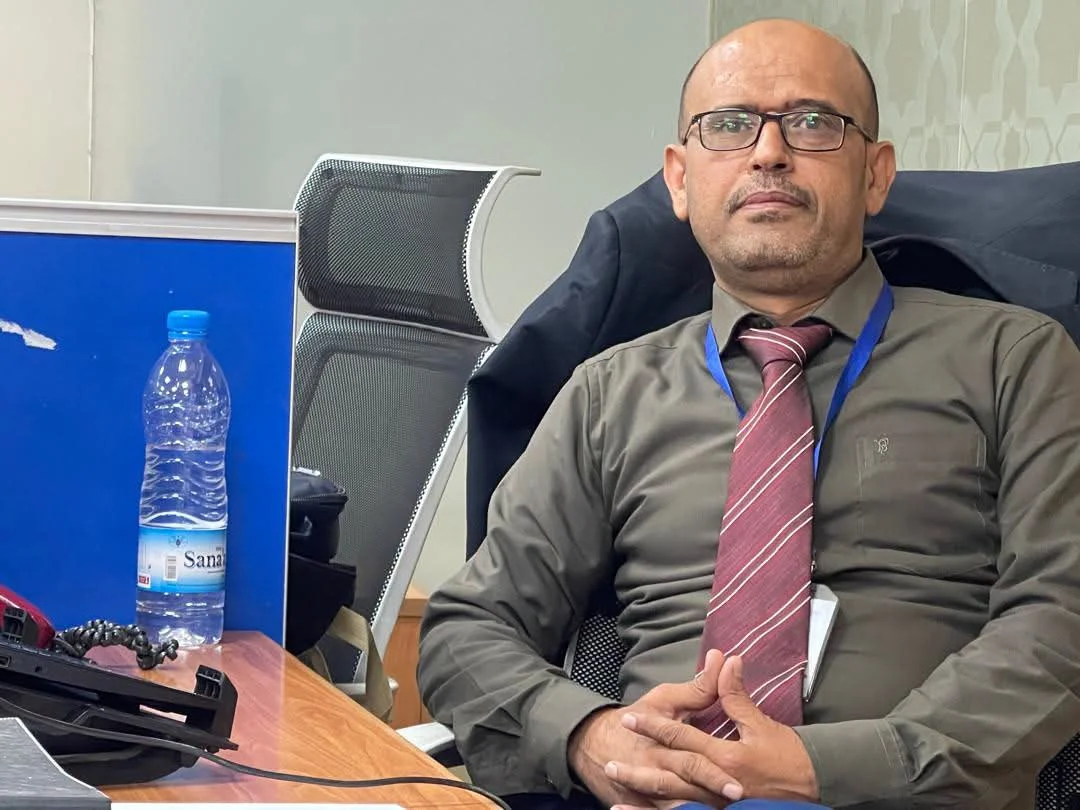 التدقيق الداخلي المصرفي عبر أدوات التدقيق الرقمي والذكاء الاصطناعي أمين ياسين  - التدقيق الرقمي هو الاستخدام النظامي المتقدم لأدوات تكنولوجيا المعلومات في تنفيذ إجراءات التدقيق الداخلي وتقييم بيئة الرقابة وإدارة المخاطر  - يتحقق الأثر الفعلي للتدقيق الرقمي من خلال تحويل الإجراءات إلى اختبارات برمجية تمكن المدقق من كشف مؤشرات المخاطر المعقدة  - يمكن للمؤسسات المالية اليمنية تدشين مسار التحول الرقمي عبر اعتماد النموذج النضجي التدريجي القائم على الاستفادة من البرمجيات والأدوات المتاحة  تفرض التحولات المتسارعة في البيئة المصرفية الحديثة، والتوسع المطرد في المعاملات المالية عبر القنوات الإلكترونية والتطبيقات البنكية ونظم التمويل الرقمي، تحديات جوهرية غير مسبوقة على أساليب الرقابة والتدقيق التقليدية.   لم يعد اعتماد إدارات التدقيق الداخلي على فحص العينات التقديرية أو تنفيذ المراجعات الدورية اللاحقة كافياً للتحقق من سلامة الأنشطة وتحديد الثغرات التشغيلية في الوقت المناسب، فالسرعة الفائقة لتدفق البيانات وتزايد تعقيد المنتجات المصرفية يقتضيان انتقالاً استراتيجياً نحو "التدقيق الرقمي" (Digital Auditing)؛ وهو مفهوم لا يعني استبدال العنصر البشري بالتكنولوجيا، بل يهدف إلى رفع كفاءة المدقق الداخلي، وتوسيع نطاق الاختبارات ليشمل مجتمع البيانات بأكمله، ومراقبة المخاطر بصفة مستمرة لتقديم أدلة رقابية أكثر دقة واستجابة لمتطلبات الحوكمة المؤسسية الحديثة.  تأتي هذه التحولات مترافقة مع التحديثات الصادرة عن معهد المدققين الداخليين العالمي (IIA)، حيث دخلت المعايير العالمية الجديدة للتدقيق الداخلي (Global Internal Audit Standards) حيز التنفيذ لتعزز من موقع تحليلات البيانات والرقابة الرقمية. كما تؤكد بيانات ومسوح IIA الصادرة حول مهارات التدقيق أن تحليلات البيانات والذكاء الاصطناعي يمثلان أهم المهارات التقنية المستقبلية للتدقيق الداخلي.  وتجدر الإشارة هنا إلى أن واقع التدقيق الداخلي (المراجعة الداخلية) في بلادنا يشير بوضوح إلى وجود فجوة واسعة بين الأهمية الاستراتيجية لهذه الأدوات ومستوى تطبيقها الفعلي داخل المؤسسات المالية بشكل خاص باعتبارها المؤسسات الأكثر انتقالا نحو الرقمنة أو التحول الرقمي الشامل في أعمالها.  أولاً: مفهوم التدقيق الرقمي والتحويلات المنهجية الجوهرية   يُعرف التدقيق الرقمي بأنه الاستخدام النظامي المتقدم لأدوات تكنولوجيا المعلومات، وتحليلات البيانات، وخوارزميات الذكاء الاصطناعي والأتمتة لتنفيذ إجراءات التدقيق الداخلي وتقييم بيئة الرقابة وإدارة المخاطر. ولا يقتصر هذا التحول على إحلال الأدوات الإلكترونية محل الملفات الورقية، بل يمتد ليشمل إعادة صياغة المنهجية التي تراقب بها إدارات التدقيق أعمال البنك عبر ستة تحولات جوهرية هي:  1.الانتقال من التدقيق القائم على العينات إلى تحليل مجتمع البيانات بالكامل: يزيل تحليل المجتمع الكامل مخاطر العينة، مما يتيح اكتشاف الشذوذ والمعاملات النادرة التي قد تسقط تاريخياً بين فجوات الفحص الانتقائي.  2.الانتقال من التدقيق الدوري إلى التدقيق المستمر: التحول من المراجعة اللاحقة للعمليات بعد أسابيع أو أشهر من وقوعها إلى تأكيدات وتقييمات شبه لحظية للبيانات والأنشطة المالية.  3.الانتقال من الاختبارات اليدوية إلى الاختبارات الآلية: تحويل إجراءات التدقيق التكرارية إلى نصوص برمجية وخوارزميات وبرمجيات تعمل تلقائياً، مما يفرغ وقت المدقق للمهمات التحليلية والحكم المهني  ذات القيمة المضافة.  4.الانتقال من اكتشاف الأخطاء بعد حدوثها إلى الاكتشاف الاستباقي لمؤشرات المخاطر المبكرة: التحول من الرقابة العلاجية اللاحقة إلى الرقابة الوقائية الاستباقية القائمة على تتبع مؤشرات الخطر الرئيسية وحماية البنك قبل تحقق الخسارة الفعلية.  5.الانتقال من العمل على ملفات منفصلة إلى الربط بين مصادر البيانات: دمج البيانات من الأنظمة المصرفية الأساسية (Core Banking Systems)، وأجهزة الصراف الآلي، والمحافظ الإلكترونية، وسجلات الموظفين لخلق رؤية رقابية متكاملة.  6.الانتقال من التقارير النصية الوصفية إلى لوحات المعلومات التحليلية التفاعلية: استبدال التقارير الورقية المطولة بـ لوحات معلومات تفاعلية تتيح للإدارة العليا ولجنة التدقيق تتبع مستويات المخاطر واتجاهاتها ديناميكياً.  ثانياً: لماذا تحتاج البنوك والمؤسسات المالية إلى التدقيق الرقمي؟  تستدعي التطورات المتسارعة في القطاع المصرفي تبني أدوات التدقيق الرقمي كضرورة حتمية لعدة أسباب استراتيجية منها:  ●توسيع نطاق المراجعة: تمكين المدققين من التدقيق على ملايين المعاملات اليومية دون زيادة متناسبة في التكاليف التشغيلية أو أعداد المدققين د.  ●الامتثال للتعليمات التنظيمية الصارمة: تلبية متطلبات الجهات والسلطات الرقابية والبنك المركزي فيما يتعلق بالحوكمة، ومكافحة غسل الأموال، والتحكم في المخاطر التشغيلية.  ●الاكتشاف المبكر للاحتيال والتواطؤ: المساعدة في كشف مخططات الاحتيال الداخلي والخارجي المعقدة التي تتوارى خلف المعاملات الاعتيادية.  ●رفع كفاءة وجودة التوصيات: تقديم أدلة رقابية قطعية موثقة علمياً، تتيح للجنة المراجعة والإدارة التنفيذية اتخاذ قرارات تصحيحية حاسمة بدلاً من النقاش حول كفاية العينة لاعتماد التوصيات.  ثالثاً: أدوات التدقيق الرقمي من منظور التدقيق الداخلي المصرفي  تتعدد الأدوات والتقنيات التي يمكن لإدارات التدقيق الداخلي توظيفها، وتتدرج من التطبيقات المتاحة ذات التكلفة المنخفضة إلى الأنظمة المتقدمة نذكر منها هنا 16 أداة وتقنية من منظور عملي مصرفي:  1. برنامج إكسل المتقدم (Advanced Excel).  2. باور كويري (Power Query).  3. باور بي آي (Power BI).  4.  لغة الاستعلام الهيكلية (SQL).  5.  أدوات التدقيق بمساعدة الحاسوب المتخصصة (CAATs: ACL / IDEA).  6.  لغة بايثون لتحليل البيانات (Python for Audit Analytics).  7.  أتمتة العمليات الروبوتية (Robotic Process Automation - RPA).  8. التدقيق المستمر (Continuous Auditing).  9. المراقبة المستمرة للضوابط (Continuous Control Monitoring - CCM).  10.  الذكاء الاصطناعي (Artificial Intelligence - AI).  11. تعلم الآلة (Machine Learning - ML).  12. الذكاء الاصطناعي التوليدي (Generative AI).  13. أنظمة إدارة التدقيق الرقمية (Audit Management Systems - AMS).  14. التحقيق الرقمي الجنائي (Digital Forensics).  15.أدوات تحليل الاحتيال والشذوذ (Fraud & Anomaly Analytics).  16.أدوات تحليل المخاطر والإنذار المبكر (Early Warning Risk Tools).  رابعاً: التطبيقات المصرفية العملية واختبارات اكتشاف المخاطر  يتحقق الأثر الفعلي للتدقيق الرقمي من خلال تحويل إجراءات التدقيق إلى اختبارات برمجية قابلة للتكرار تمكن المدقق من كشف مؤشرات المخاطر المعقدة. فيما يلي تطبيقات عمليّة حيوية:  1.تحليل العمليات النقدية الشامل: بدلاً من مراجعة عينة من 30 عملية سحب نقدي، يجرى تشغيل استعلام يفحص جميع عمليات السحب النقدي المنفذة في البنك خلال العام. ويهدف هذا الاختبار إلى كشف عمليات السحب الكبيرة المقترنة بالحسابات حديثة الفتح، أو الحسابات التي تجاوزت حدود السحب اليومي المسموح به دون وجود مبرر اقتصادي مؤيد.  2.اكتشاف العمليات المنفذة خارج أوقات العمل الرسمية: استخراج كافة الحركات المصرفية (قيد دائن/مدين، تحويلات، إلغاء عمليات) المنفذة على النظام البنكي في أوقات العطلات الرسمية أو في الفترات المتأخرة من الليل. حيث تكشف هذه الإجراءات عن التعديلات المشبوهة التي قد يرتكبها موظفون يمتلكون صلاحيات عالية في أوقات تقل فيها المراقبة الإشرافية المباشرة.  3.تحليل التجاوزات اليدوية لسقوف الصلاحيات: ربط جدول المعاملات المعتمدة بجدول مصفوفة الصلاحيات المعتمدة للائتمان والعمليات.  ويتيح هذا الاختبار اكتشاف التمويلات أو المصروفات التي تم اعتمادها من قبل مدراء الفروع/الإدارات بتجاوز صلاحياتهم المالية دون الحصول على موافقة المستوى الأعلى المعتمد في السياسة.  4.اكتشاف بيانات العملاء المتكررة واختبارات الامتثال: تشغيل خوارزميات البحث عن التطابق الجزئي والكلي للبحث عن تكرار أرقام الهواتف، العناوين، أرقام الهويات، أو الأسماء بين حسابات عملاء مختلفين. ويساعد هذا الاختبار في اكتشاف فتح حسابات وهمية أو الالتفاف على تعليمات مكافحة غسل الأموال وحظر الأطراف المترابطة.  5.كشف التسهيلات الممنوحة لأطراف ذات علاقة او مترابطة: مراجعة التمويلات المجمعة وتلازم بيانات العملاء، الضامنين، وأعضاء مجالس الإدارة والشركات التابعة لهم. ويساهم التحليل الرقمي في الربط بين العملاء الذين يتشاركون ذات الهواتف أو السجلات التجارية أو الضمانات لاكتشاف التركز الائتماني المخفي وتجاوز الحدود التنظيمية المسموح بها لمنح الأقارب والأطراف ذات العلاقة.  6.تحليل الحسابات الخاملة المعاد تنشيطها: وهو استعلام رقمي محدد يراقب الحسابات التي كانت في حالة "خاملة" لأكثر من عام ثم شهدت حركة تنشيط متبوعة فوراً بسحب نقدي أو تحويل خارجي كبير خلال 48 ساعة. ويعد هذا الاختبار ضابطاً رئيسياً لاكتشاف اختلاسات الموظفين الداخليين لاستغلال الحسابات غير المراقبة من أصحابها.  7.فحص القيود المحاسبية اليدوية على الأستاذ العام : استخراج القيود المحاسبية المنفذة يدويا وخاصة تلك التي تمت في نهاية السنة المالية وتستهدف حسابات التسويات ، الحسابات الوسيطة، أو حسابات الإيرادات والمصروفات.  8.كشف أساليب تجزئة المعاملات لتجاوز السقوف: تطوير خوارزمية رقمية تبحث عن المعاملات النقدية أو الحوالات المتعددة المنفذة لصالح عميل واحد (أو من حسابات مختلفة إلى مستفيد واحد) بقيم تقل بقليل عن الحد الرقابي الموجب للإبلاغ مثل تنفيذ 4 حوالات بقيمة 9,500 دولار خلال يومين لعميل واحد بدلاً من حوالة واحدة بقيمة 38,000 دولار لتفادي نظام الامتثال AML.  9.التفتيش الآلي على حسابات الموظفين والأقارب: استعلام تقاطعي يربط بيانات الموظفين (أرقام الحسابات، الهويات، أرقام الهواتف، وأقارب الدرجة الأولى) ببيانات العمليات المصرفية. ويهدف هذا الاختبار إلى اكتشاف إدخال الموظف لمعاملات مالية لصالح حسابه الشخصي أو أقاربه دون مروره بموظف آخر، أو استقبال الموظف تدفقات مالية غير متناسبة مع دخله الشهري المعتمد من حسابات عملاء البنك.  10.تحليل السداد المبكر والتجديد المستمر للتمويلات: فحص التمويلات التي تم سدادها بالكامل مبكراً بصورة مفاجئة وبمبالغ نقدية ضخمة دون مصدر دخل معلن، أو التمويلات التي تتم إعادة جدولتها أو تجديدها بصفة متكررة قبل استحقاقها لتجنب تصنيفها كديون غير عاملة وتغطية التعثر الائتماني لحمايتها من المخصصات.  11.أتمتة الاختبارات وتحويلها إلى أساليب تكرارية: تتجسد القوة الحقيقية لهذه التطبيقات في تحويل الاستعلام التحليلي من إجراء يُنفذ لمرة واحدة عند طلب أوراق العمل، إلى "اختبار آلي مبرمج" (Automated Audit Script) يوضع على جدولة زمنية دورية. ويضمن هذا التحول قيام النظام بفحص مجتمعات البيانات آلياً كل صباح، وتصدير لوحة الاستثناءات الحية للمدقق الداخلي، مما ينقل التدقيق من جهد يدوي يستغرق أسابيع إلى عمل مستمر يركز حصرياً على تحليل النتائج ومعالجة الأسباب الجذرية.  خامساً: التدقيق الرقمي في البيئة المصرفية اليمنية (الواقع والحلول المنخفضة التكلفة)  تتسم البيئة التشغيلية للبنوك والمؤسسات المالية في اليمن بخصوصية تعكسها ظروف العمل، وتحديات السيولة، والتشتت الهيكلي في النظم المالية والنقدية. ويُظهر تشخيص الواقع المصرفي اليمني التحديات التالية:  ●ارتفاع المخاطر التشغيلية: ما يزال هناك اعتماد واسع على المعاملات النقدية، قياساً بالنمو المتسارع في استخدام المحافظ الإلكترونية، وشبكات التحويلات المالية، وتعدد الفروع الجغرافية.  ●تحديات جودة البيانات والبنية التحتية: تباين مستويات الحداثة في الأنظمة المصرفية الأساسية، وتفاوت اكتمال بيانات (اعرف عميلك (KYC))، بالإضافة إلى قيود الشبكات والاتصالات.  ●محدودية الميزانيات التقنية والموارد البشرية: صعوبة توفير المخصصات المالية لشراء أنظمة وتراخيص التدقيق الرقمية العالمية الباهظة، إلى جانب الفجوة في المهارات التحليلية لدى بعض الكوادر.  سادساً: النموذج التدريجي لبدء التدقيق الرقمي بأقل التكاليف للبنوك اليمنية  يمكن للبنوك والمؤسسات المالية اليمنية تدشين مسار التحول الرقمي دون الحاجة للاستثمار في مشاريع تقنية ضخمة أو شراء أنظمة مكلفة، وذلك عبر اعتماد النموذج النضجي التدريجي القائم على الاستفادة من البرمجيات والأدوات المتاحة مؤسسياً:  1.المرحلة الأولى (Excel المتقدم): البدء الفوري بإيقاف الفحص الورقي للعينات واختبار مجتمعات البيانات المصدرة بصيغة Excel باستغلال الدوال المتقدمة والجداول المحورية لاكتشاف التكرارات والمطابقات.  2.المرحلة الثانية (Power Query): استخدام أداة Power Query المدمجة مجاناً في حزم أوفيس لتجميع وتنظيف البيانات المأخوذة من الفروع والنظم المختلفة آلياً وتحديثها بنقرة زر.  3.المرحلة الثالثة (Power BI Desktop): الاعتماد على النسخة المجانية من برنامج Power BI Desktop لربط البيانات وتصميم لوحات معلومات تفاعلية تتيح لمدراء التدقيق في اليمن تتبع مخاطر الفروع والائتمان بوضوح تبياني.  4.المرحلة الرابعة (استعلامات SQL المباشرة): طلب الحصول على صلاحيات الاستعلام للقراءة فقط على نسخ متماثلة لقواعد بيانات البنك الأساسية لسحب البيانات المباشرة وتجنب التلاعب في التقارير المصدرة.  5.المرحلة الخامسة (أدوات تحليل البيانات المتخصصة): الاستثمار الاستراتيجي الموجه في شراء تراخيص محدودة لأدوات متخصصة مثل ACL أو IDEA) أو استخدام لغة بايثون لتنفيذ التحليلات المعقدة.  6.المرحلة السادسة (الأتمتة والذكاء الاصطناعي): أتمتة الاختبارات التكرارية بواسطة أدوات المتاحة وبناء منصات تدقيق مستمر والاستفادة المستنداتية من الذكاء الاصطناعي التوليدي محلياً.  ويؤكد هذا النموذج العملي أن التحول الرقمي في التدقيق الداخلي يمثل منهجية عمل وتطوير في التفكير الرقابي، ويبدأ من الأدوات المتوفرة بالفعل في البنك وليس شرطاً أن يكون مشروعاً تقنياً مكلفاً.  سابعاً: التدقيق الرقمي والذكاء الاصطناعي: المساعد الذكي وحماة الحكم المهني  أحدث الذكاء الاصطناعي (AI) والذكاء الاصطناعي التوليدي (Generative AI) نقلة نوعية في قدرات التدقيق الداخلي، نظراً لقدرته على التعامل مع البيانات غير المهيكلة (النصوص، العقود، والتقارير). وتتعدد مجالات توظيفه في القطاع المصرفي لتشمل:  ●تصنيف المخاطر والتنبؤ بالشذوذ: استخدام خوارزميات التعلم الآلي لتصنيف الفروع والمحافظ وفقاً لمستويات الخطر بناءً على الأداء التاريخي.  ●تحليل المستندات والسياسات: استخدام النماذج اللغوية لمطابقة عقود التمويل الموقعة مع السياسات المعتمدة واكتشاف أي بنود مفقودة أو شروط غير مطابقة.  ●تحليل نتائج التدقيق السابقة وتكرار الملاحظات: فحص تقارير التدقيق لعدة سنوات واكتشاف الأسباب الجذرية التكرارية للملاحظات.  ●المساعدة في إعداد برامج وتقارير التدقيق: اقتراح اختبارات رقابية مخصصة للمنتجات الحديثة، وتلخيص الأدلة المعقدة، وصياغة المسودات الأولى للتقارير بلغة سلسة.  وهنا تبرز أهمية توضيح الفارق بين المساعد الذكي وتفويض الحكم المهني فرغم القدرات الفائقة للذكاء الاصطناعي، يظل من الخطأ الجسيم تفويض "الحكم المهني" (Professional Judgment) للآلة. إن الذكاء الاصطناعي يعمل كـ "مساعد رقابي" (Auditor Assistant) يعزز كفاءة المدقق، ولكنه يتعرض لمخاطر الهلوسة الرقمية الانحياز.  كما يتعين على المدقق الداخلي التمسك بالشك المهني (Professional Skepticism) والتحقق المستمر من صحة المخرجات الصادرة عن الذكاء الاصطناعي، بحيث تظل مسؤولية تقييم الأدلة، فهم السياق المؤسسي، وإصدار التوصيات النهائية محصورة كاملاً في يد الكادر البشري التخصصي.  ثامناً: المهارات التي يحتاجها المدقق الداخلي الرقمي  يتطلب التحول نحو التدقيق الرقمي تطوير "المدقق الهجين" (Hybrid Auditor) الذي يجمع بين الفهم العميق للأنشطة المصرفية والمهارات الرقمية الأساسية. وتتضمن المهارات الحيوية:  ●المهارات التحليلية والتقنية: القدرة على التعامل مع قواعد البيانات واستخدام SQL، وإتقان أدوات Power Query وPower BI، بالإضافة إلى مهارات هندسة الأوامر (Prompt Engineering) للتفاعل مع الذكاء الاصطناعي.  ●الفهم المصرفي والتفكير الرقابي: استيعاب دورة حياة المنتجات المصرفية، وفهم سيناريوهات الاحتيال والمخاطر المترتبة عليها.  ●مهارة سرد القصة بالبيانات (Data Storytelling): القدرة على تحويل النتائج الرقمية والاستعلامات المعقدة إلى رؤى تبيانية وتوصيات استراتيجية واضحة تفهمها لجنة التدقيق والإدارة العليا بسهولة.  تاسعاً: التحديات وعوامل النجاح  يواجه تطبيق التدقيق الرقمي في البنوك عدة تحديات أبرزها مقاومة التغيير من الكوادر التقليدية، وجودة البيانات غير المكتملة في بعض الأنظمة، ومحدودية التأهيل التقني. ولضمان نجاح التحول، يجب التركيز على عوامل النجاح التالية:  ●الدعم المطلق من مجلس الإدارة ولجنة المراجعة: الحصول على التوجيه والرعاية المؤسسية لتسهيل الحصول على البيانات وتوفير متطلبات التحول.  ●الاعتماد على منهجية "السباق القصير" (Start Small & Scale Up): البدء بمشاريع تدقيق رقمية مصغرة تُظهر نتائج وقيمة مضافة سريعة، ثم التوسع تدريجياً.  ●الاستثمار المستمر في العنصر البشري: تقديم برامج تدريبية تخصصية متواصلة لكوادر التدقيق وتطوير قدراتهم في تحليلات البيانات.  ●إدماج التحليل الرقمي في مراحل التدقيق كافة: جعل تحليلات البيانات جزءاً أصيلاً ومحورياً من منهجية خطة التدقيق السنوية وليست نشاطاً هامشياً.  الخاتمة والخلاصة  وتبقى الخلاصة هي أن التدقيق الرقمي يمثل مرحلة جديدة في تطور وظيفة التدقيق الداخلي المصرفي ولا تكمن قيمته في استخدام عدد أكبر من البرامج، ولا في تحليل أكبر قدر من البيانات فقط، وإنما في تغيير طريقة تفكير المدقق في المخاطر والأدلة والاختبارات.  وفي البيئة المصرفية اليمنية، لا يحتاج هذا التحول إلى انتظار مشاريع تقنية ضخمة. ويمكن أن يبدأ من البيانات المتاحة، ومن Excel، ثم Power Query، ثم Power BI، ثم SQL، ثم أدوات التحليل المتخصصة، وصولًا إلى الأتمتة والذكاء الاصطناعي.  والمهم أن يكون الانتقال تدريجيًا، وأن يرتبط كل استخدام رقمي بهدف تدقيقي واضح. وفي النهاية، لا يتمثل مستقبل التدقيق الداخلي في استبدال المدقق بالذكاء الاصطناعي. بل في ظهور مدقق يمتلك المعرفة المصرفية والتدقيقية، ويفهم البيانات والتكنولوجيا، ويستخدم الذكاء الاصطناعي كمساعد، ويحافظ في الوقت نفسه على الشك المهني والحكم المهني والاستقلالية. اكتب عنوان التقرير